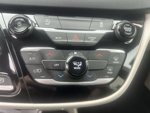 Used 2023 Chrysler Voyager LX FWD image 18