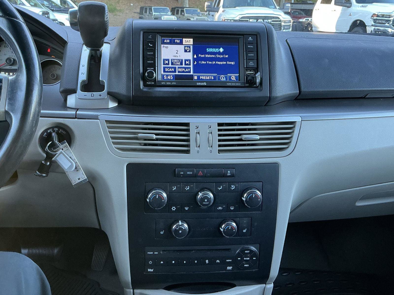 Used 2011 Volkswagen Routan SE FWD image 20