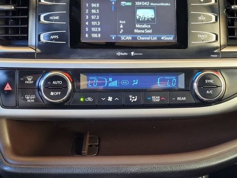 Used 2014 Toyota Highlander Plus FWD image 25