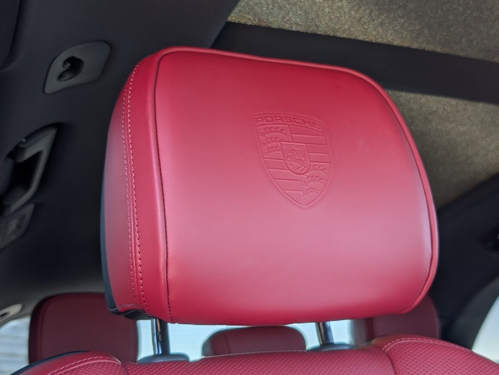 Certified 2025 Porsche Macan AWD/4WD image 18
