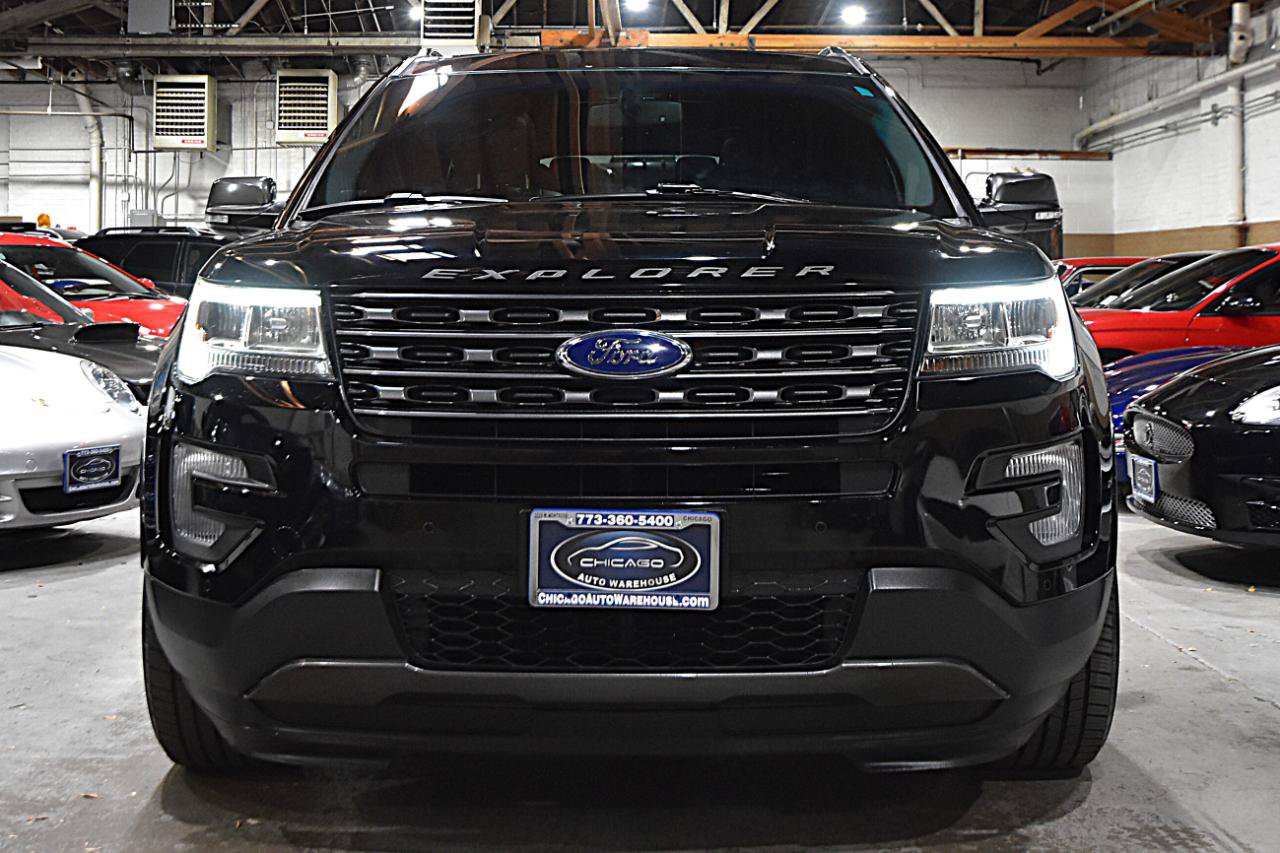 Used 2017 Ford Explorer XLT w/ Equipment Group 202A AWD/4WD image 2