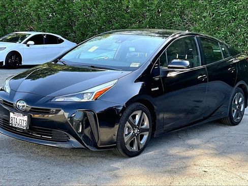 Used 2021 Toyota Prius XLE FWD image 3