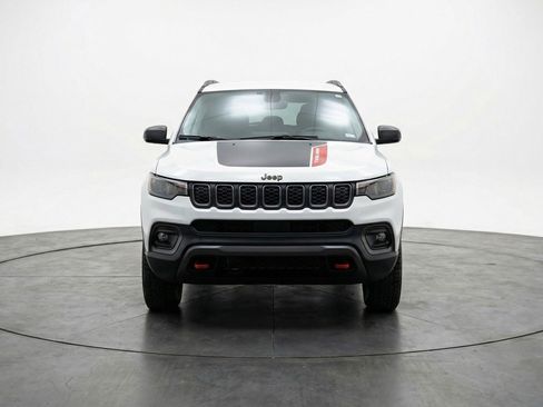 Used 2025 Jeep Compass Trailhawk AWD/4WD image 2