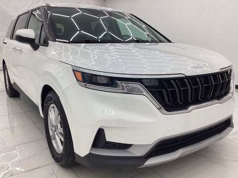 Used 2023 Kia Carnival LX image 3