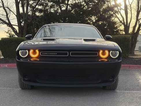 Used 2018 Dodge Challenger SXT image 9