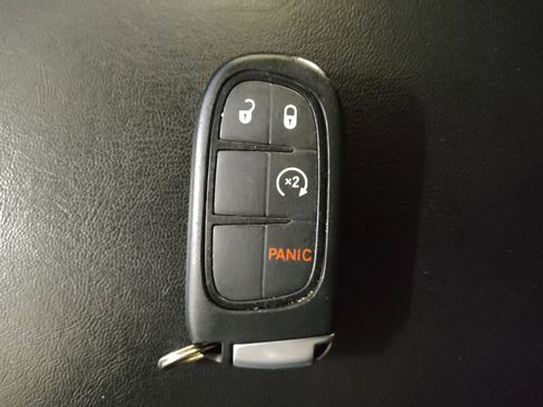 Used 2020 Jeep Cherokee Latitude Plus w/ Cold Weather Group AWD/4WD image 32