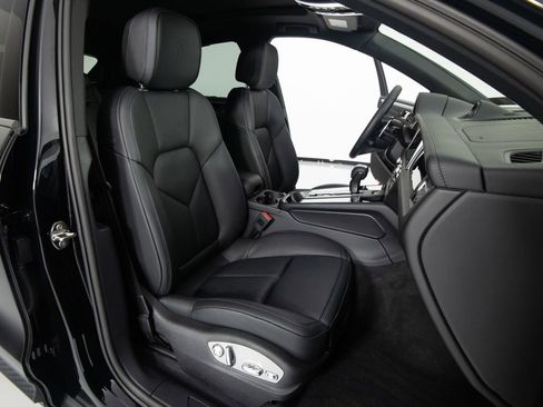 Certified 2026 Porsche Macan AWD/4WD image 33