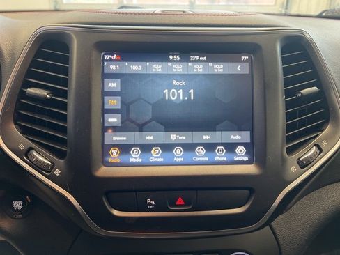 Used 2019 Jeep Cherokee Trailhawk w/ Cold Weather Group image 27