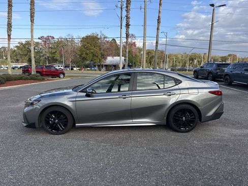 Used 2025 Toyota Camry SE image 8