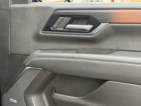 Used 2025 GMC Yukon XL Denali AWD/4WD image 27