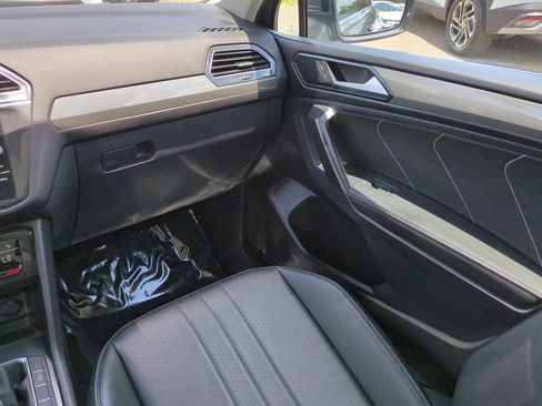 Used 2024 Volkswagen Tiguan SE FWD image 16