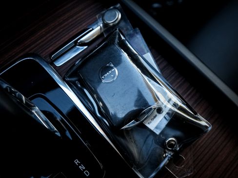 Used 2025 Volvo V60 B5 Cross Country Plus image 36