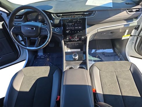 New 2025 Jeep Grand Cherokee L Altitude image 9