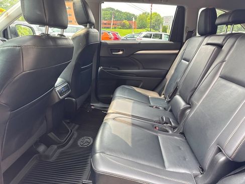 Used 2019 Toyota Highlander XLE AWD/4WD image 12