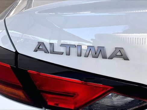 Certified 2025 Nissan Altima 2.5 SR image 9