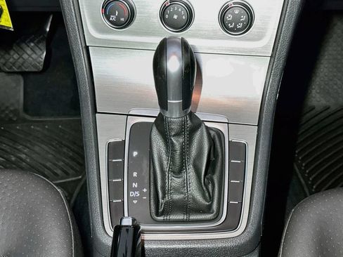 Used 2015 Volkswagen Golf S FWD image 31