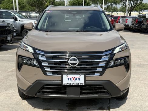 Used 2025 Nissan Rogue SV w/ SV Premium Package image 10
