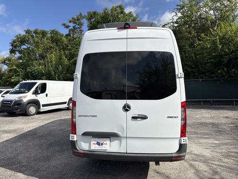 Used 2025 Mercedes-Benz Sprinter 2500 image 4