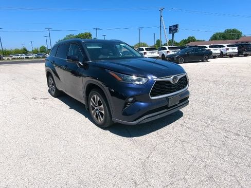 Used 2021 Toyota Highlander XLE FWD image 11