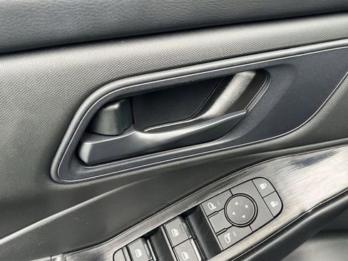 Used 2024 Nissan Rogue S image 18