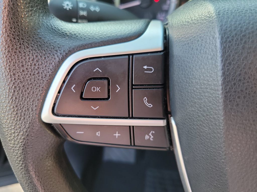 Used 2023 Toyota Highlander L FWD image 29