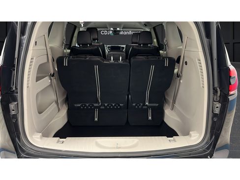 Used 2024 Chrysler Pacifica Touring-L FWD image 26