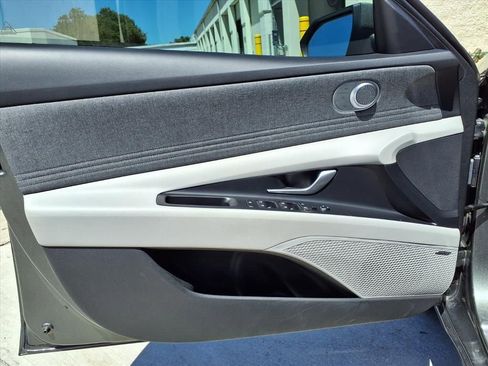 Used 2025 Hyundai Elantra Limited FWD image 17