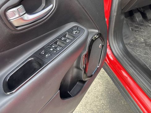 Used 2017 Jeep Renegade Altitude FWD image 15