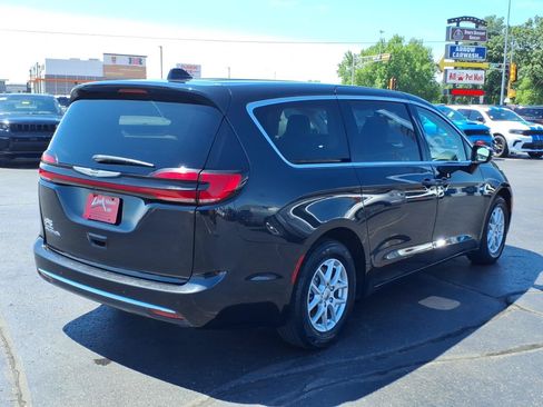 Used 2024 Chrysler Pacifica Touring-L FWD image 4