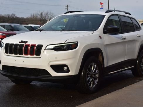 Used 2019 Jeep Cherokee Latitude Plus image 11