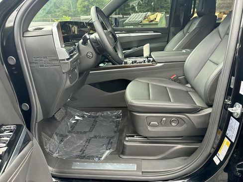 Used 2025 Cadillac Escalade Luxury w/ LPO, Floor Liner Package AWD/4WD image 13