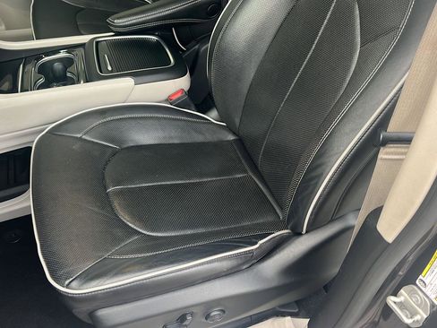 Used 2023 Chrysler Pacifica Limited FWD image 30