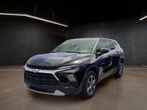 Used 2025 Chevrolet Blazer LT FWD image 3