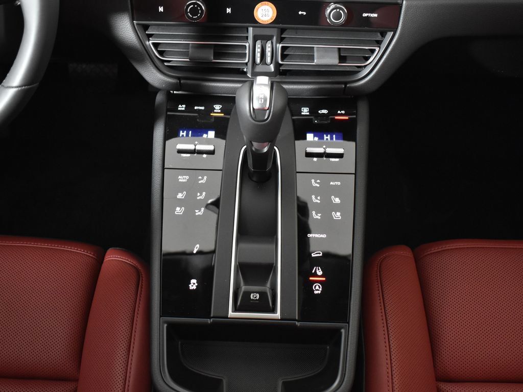 Used 2026 Porsche Macan AWD/4WD image 24