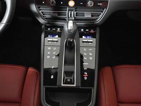 Used 2026 Porsche Macan AWD/4WD image 24