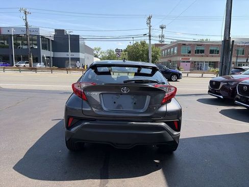 Used 2019 Toyota C-HR XLE FWD image 7