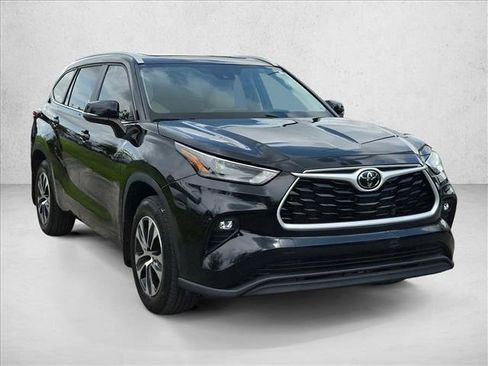 Used 2024 Toyota Highlander XLE FWD image 3
