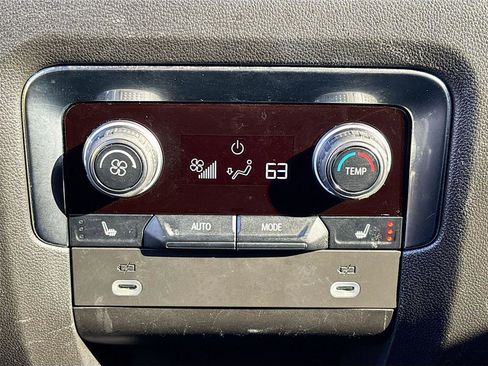 Used 2023 Chevrolet Suburban Premier image 29