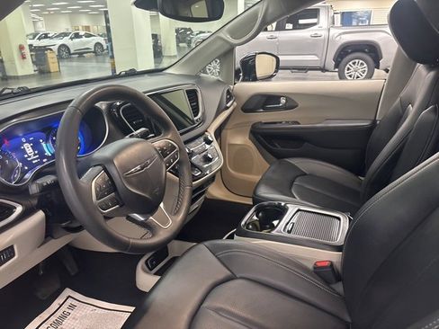 Used 2024 Chrysler Pacifica Touring-L image 13