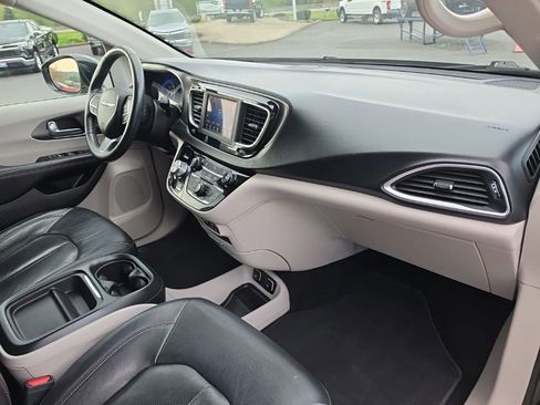 Used 2020 Chrysler Pacifica Touring-L FWD image 34
