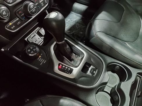 Used 2015 Jeep Cherokee Trailhawk w/ Comfort/Convenience Group AWD/4WD image 36