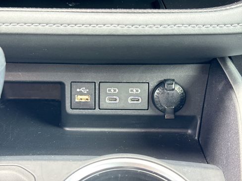 Used 2025 Toyota Highlander XLE FWD image 38