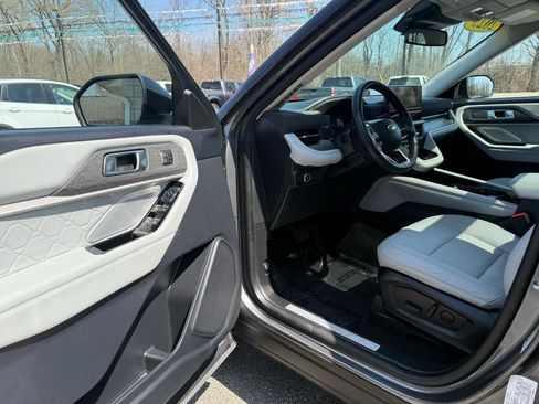 Used 2025 Ford Explorer Platinum w/ Ultimate Package AWD/4WD image 17