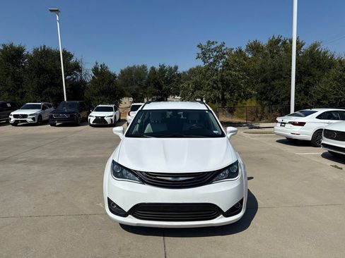 Used 2018 Chrysler Pacifica Touring-L FWD image 2