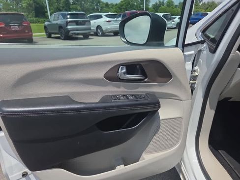 Used 2023 Chrysler Voyager LX image 12