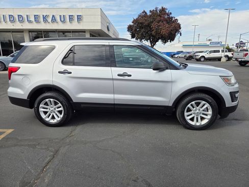 Used 2017 Ford Explorer 4WD image 2