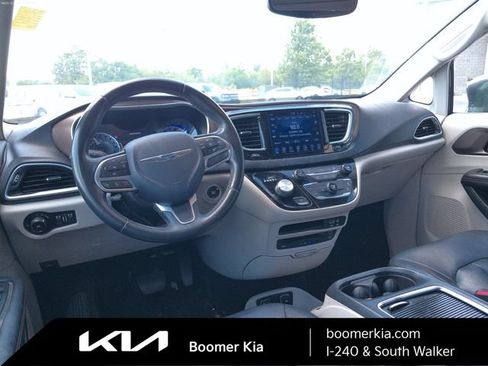Used 2017 Chrysler Pacifica Touring-L Plus w/ Uconnect Theatre Group FWD image 7