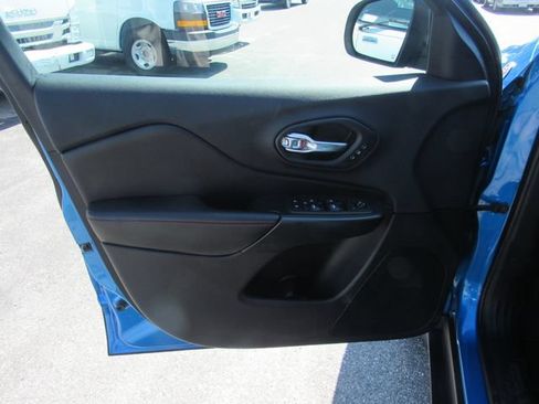 Used 2019 Jeep Cherokee Trailhawk AWD/4WD image 7