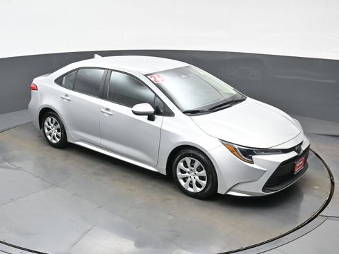 Used 2025 Toyota Corolla LE image 32