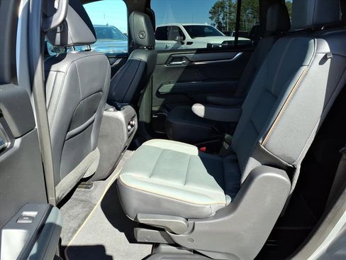 Used 2025 GMC Acadia AT4 w/ Luxury Package image 17